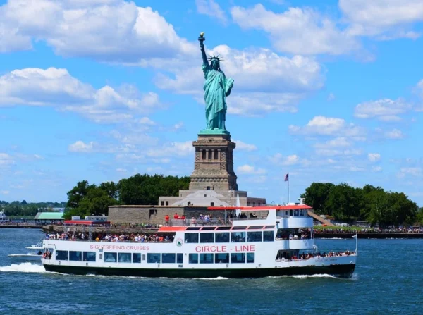 What-to-do-in-New-York-the-best-attractions-Boat-Trip.jpg